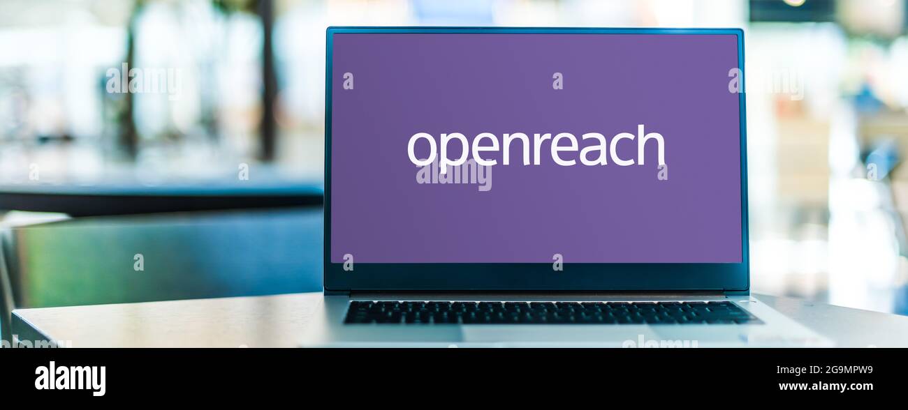 POZNAN, POL - 3 LUGLIO 2021: Computer portatile con logo di Openreach, una divisione funzionale della società di telecomunicazioni BT plc, che mantiene il suo marchio Foto Stock