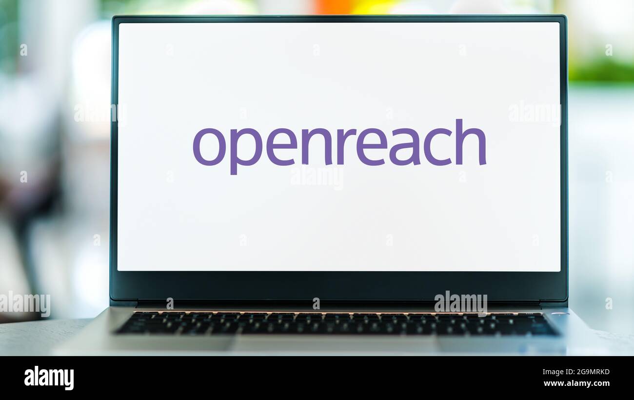 POZNAN, POL - 3 LUGLIO 2021: Computer portatile con logo di Openreach, una divisione funzionale della società di telecomunicazioni BT plc, che mantiene il suo marchio Foto Stock