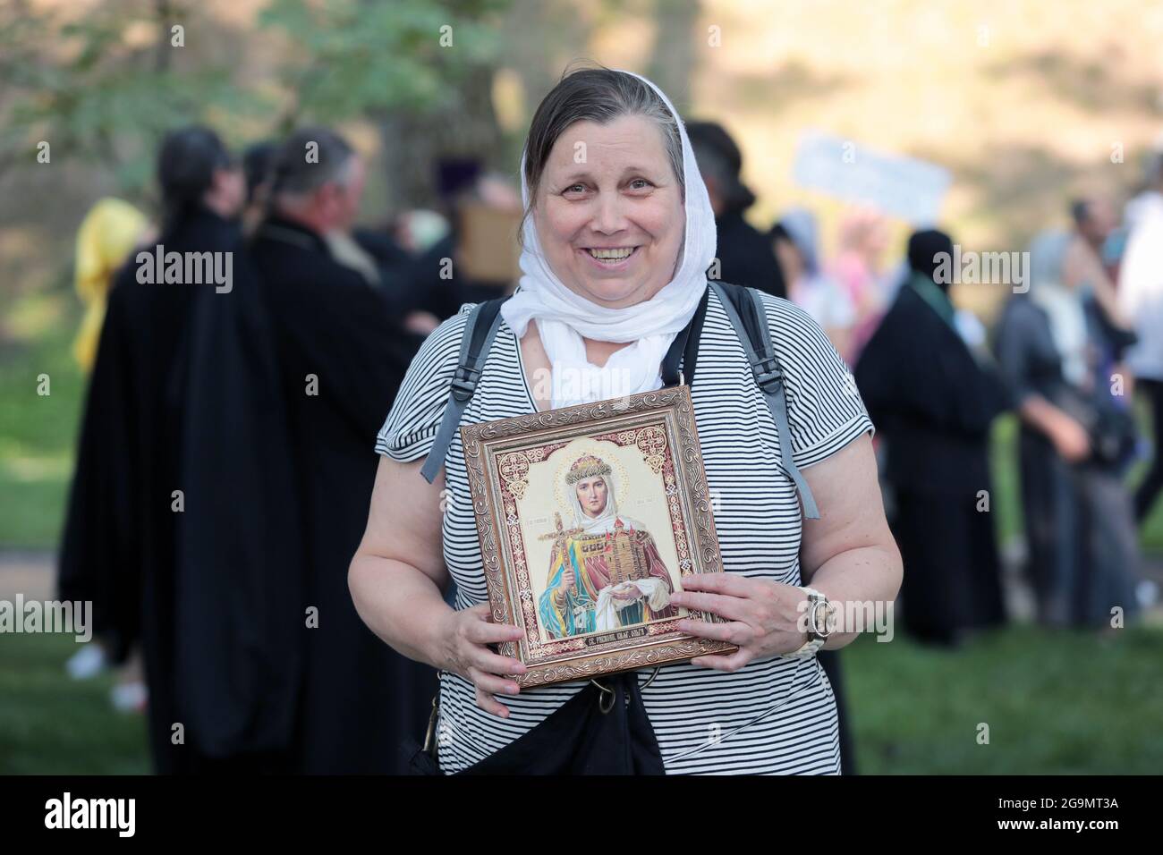 KYIV, UCRAINA - 27 LUGLIO 2021 - UNA donna ha un'icona di Sant'Olga prima dell'inizio del servizio di preghiera sulla collina di Volodymyrska (collina di San Volodymyr) Foto Stock