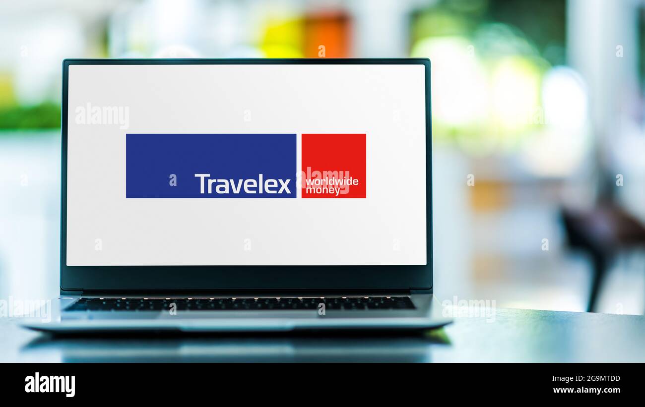 POZNAN, POL - 12 GIU 2021: Computer portatile con il logo di Travelex, una società di cambi fondata da Lloyd Dorfman e con sede a Lond Foto Stock