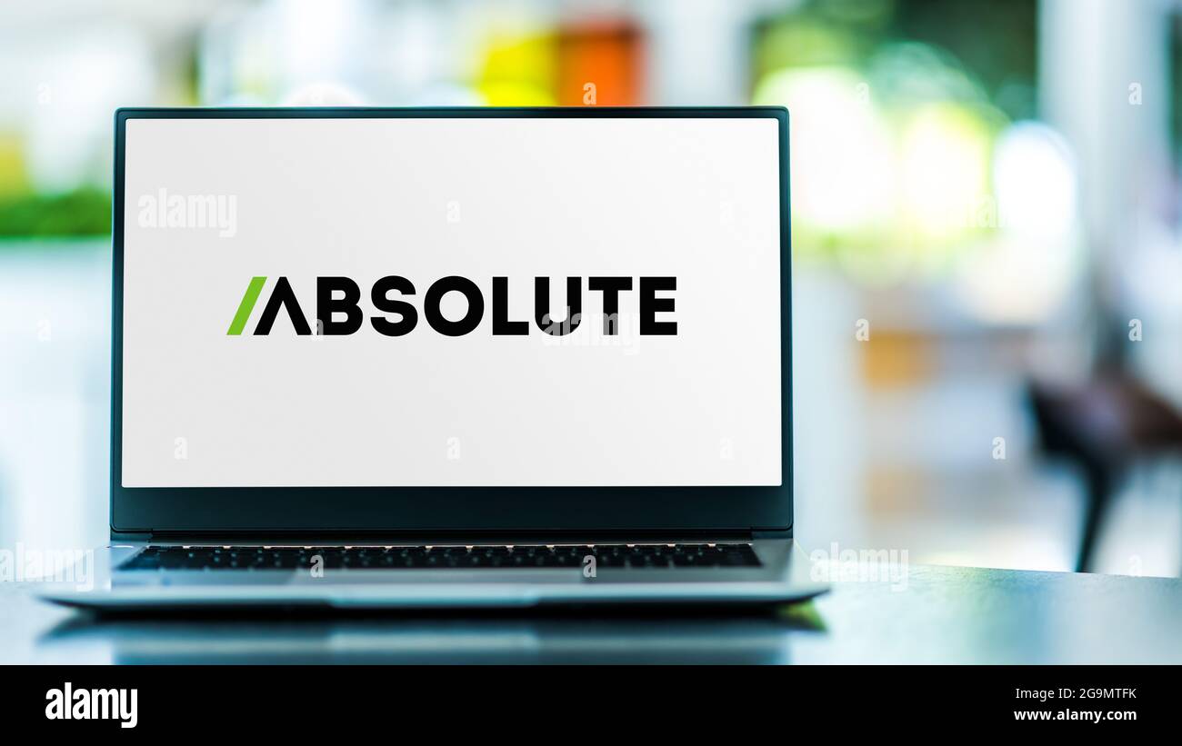 POZNAN, POL - 3 LUGLIO 2021: Computer portatile con logo di Absolute Software Corporation, una società specializzata in sicurezza e dati endpoint Foto Stock