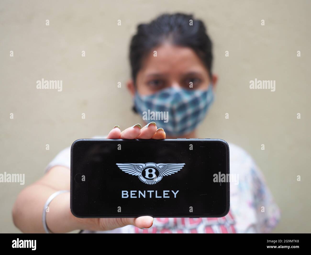 KOLKATA, INDIA - 26 luglio 2021: Il servizio di lancio DI BENTLEY in India. Logo BENTLEY sullo schermo del telefono cellulare con spazio per la copia. Vista dall'alto in primo piano. Foto Stock