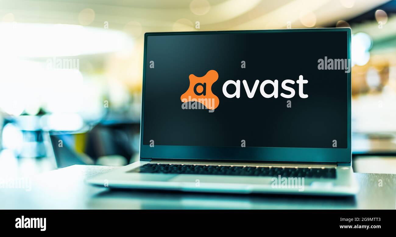POZNAN, POL - 12 GIU 2021: Computer portatile con il logo di Avast, una multinazionale ceca di software per la sicurezza informatica con sede a Praga, CZ Foto Stock