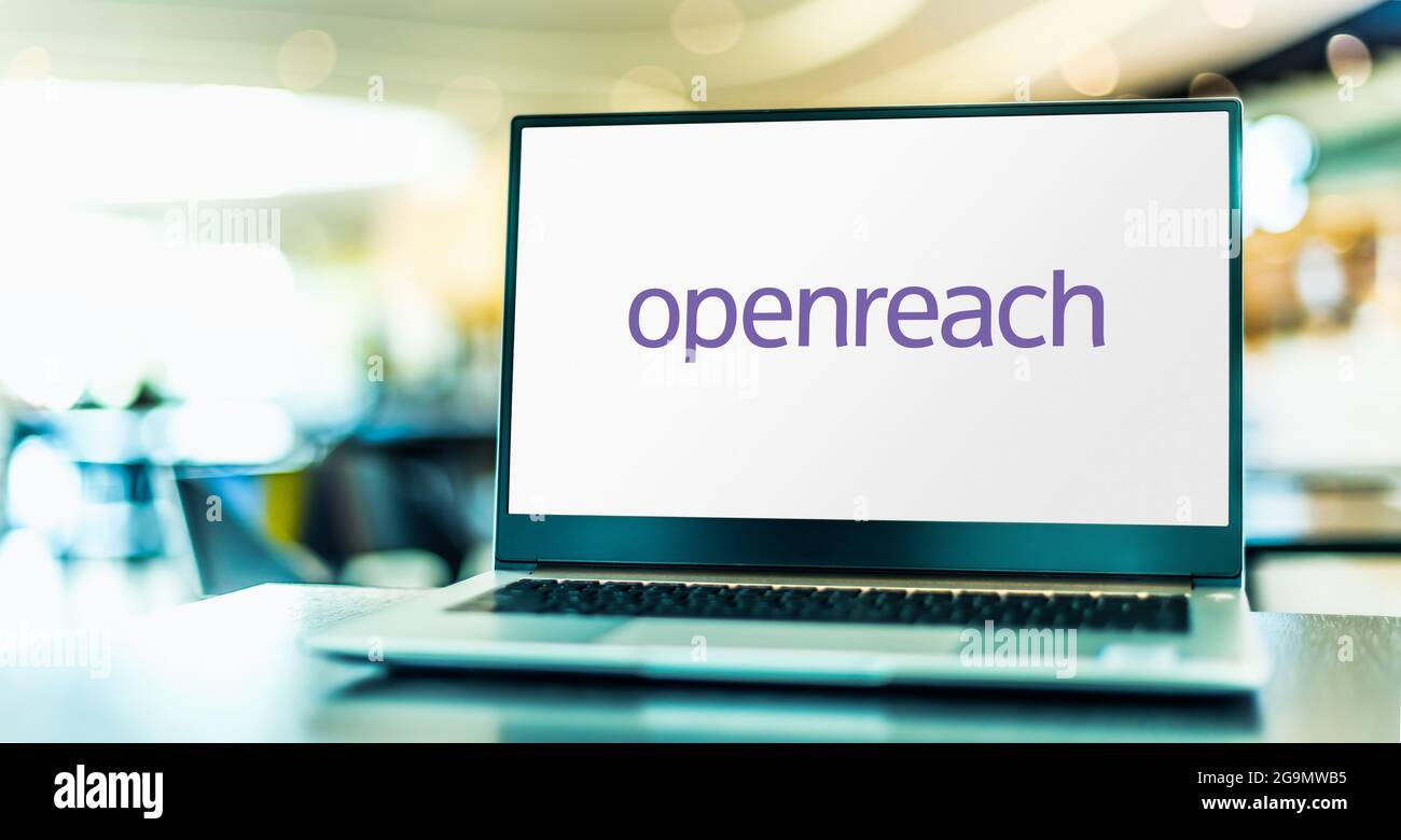 POZNAN, POL - 3 LUGLIO 2021: Computer portatile con logo di Openreach, una divisione funzionale della società di telecomunicazioni BT plc, che mantiene il suo marchio Foto Stock