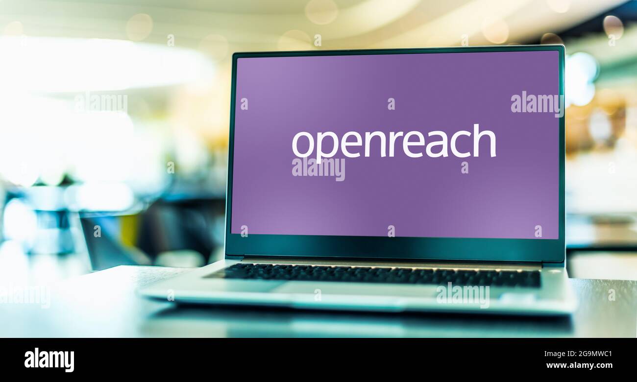 POZNAN, POL - 3 LUGLIO 2021: Computer portatile con logo di Openreach, una divisione funzionale della società di telecomunicazioni BT plc, che mantiene il suo marchio Foto Stock