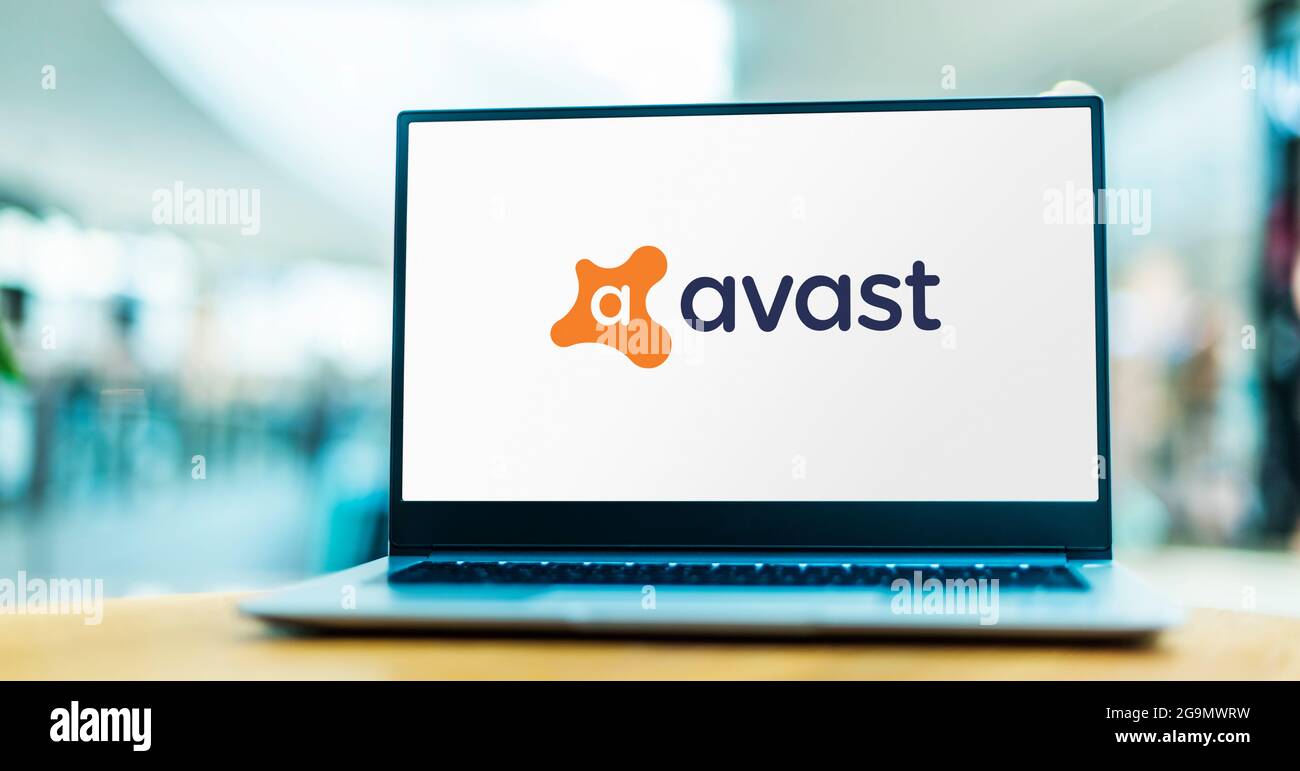 POZNAN, POL - 12 GIU 2021: Computer portatile con il logo di Avast, una multinazionale ceca di software per la sicurezza informatica con sede a Praga, CZ Foto Stock