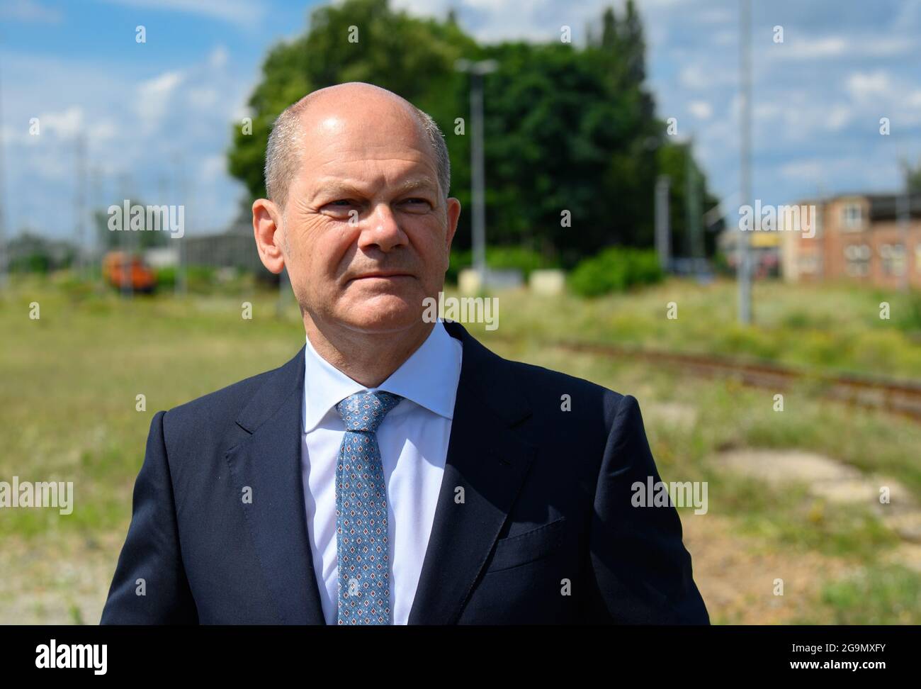 27 luglio 2021, Brandeburgo, Cottbus: OLAF Scholz (SPD), Ministro federale delle finanze, si trova di fronte al futuro cantiere dopo la presentazione dei progetti per la nuova centrale DI manutenzione DEL GHIACCIO. Grazie ad un nuovo concetto di preparazione alla costruzione, l'inizio della costruzione dovrebbe avvenire già nel 2022 e i primi TRENI ICE potranno essere serviti a partire dal 2024. Foto: Soeren Stache/dpa-Zentralild/dpa Foto Stock