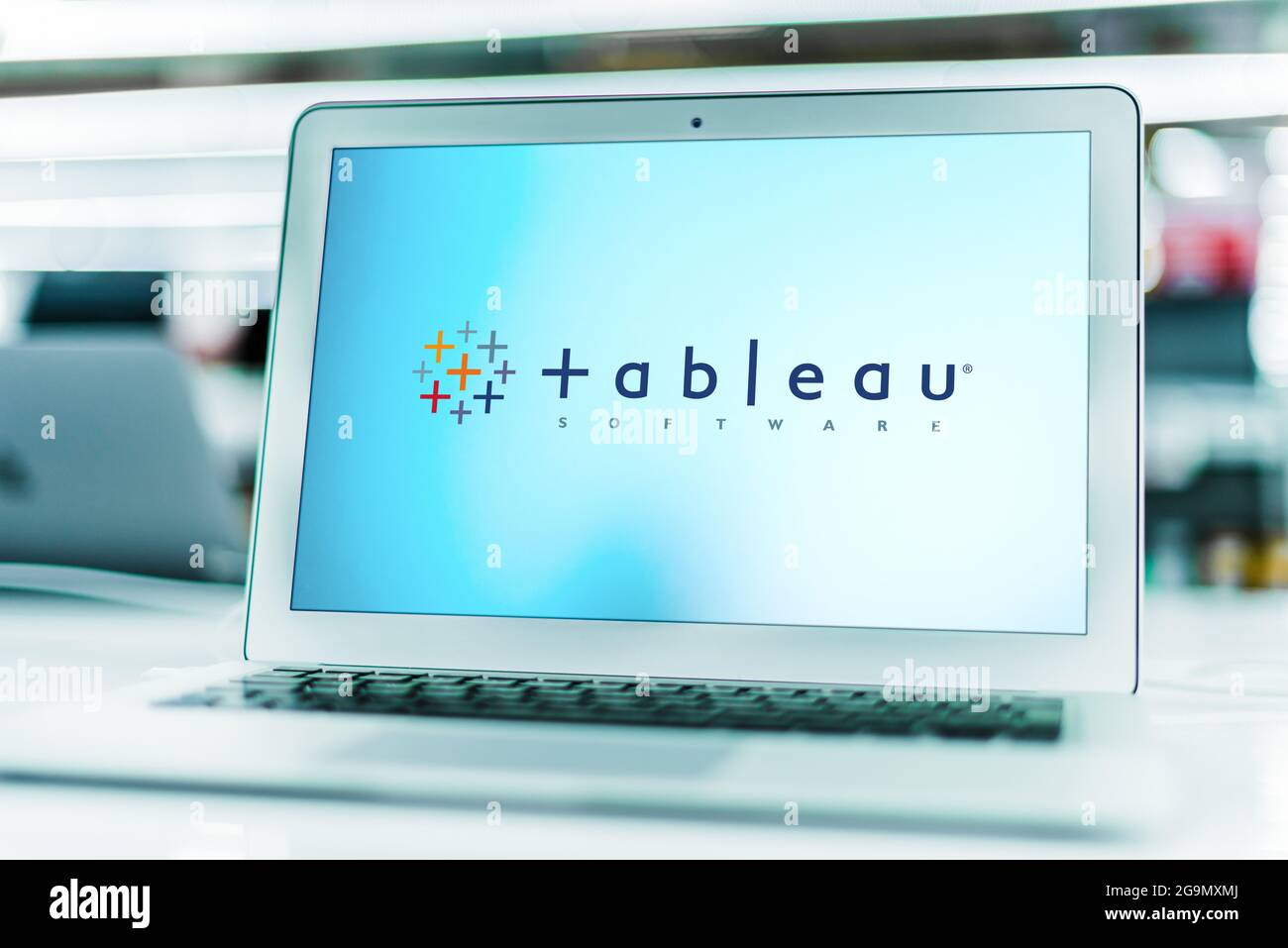 POZNAN, POL - 12 GIU 2021: Computer portatile che visualizza il logo di Tableau Software, una società di software di visualizzazione dati interattiva Foto Stock