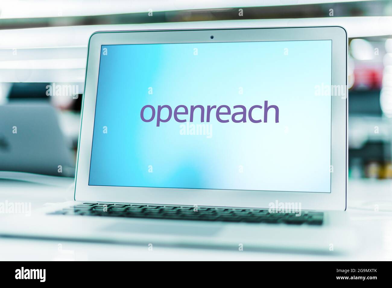 POZNAN, POL - 3 LUGLIO 2021: Computer portatile con logo di Openreach, una divisione funzionale della società di telecomunicazioni BT plc, che mantiene il suo marchio Foto Stock