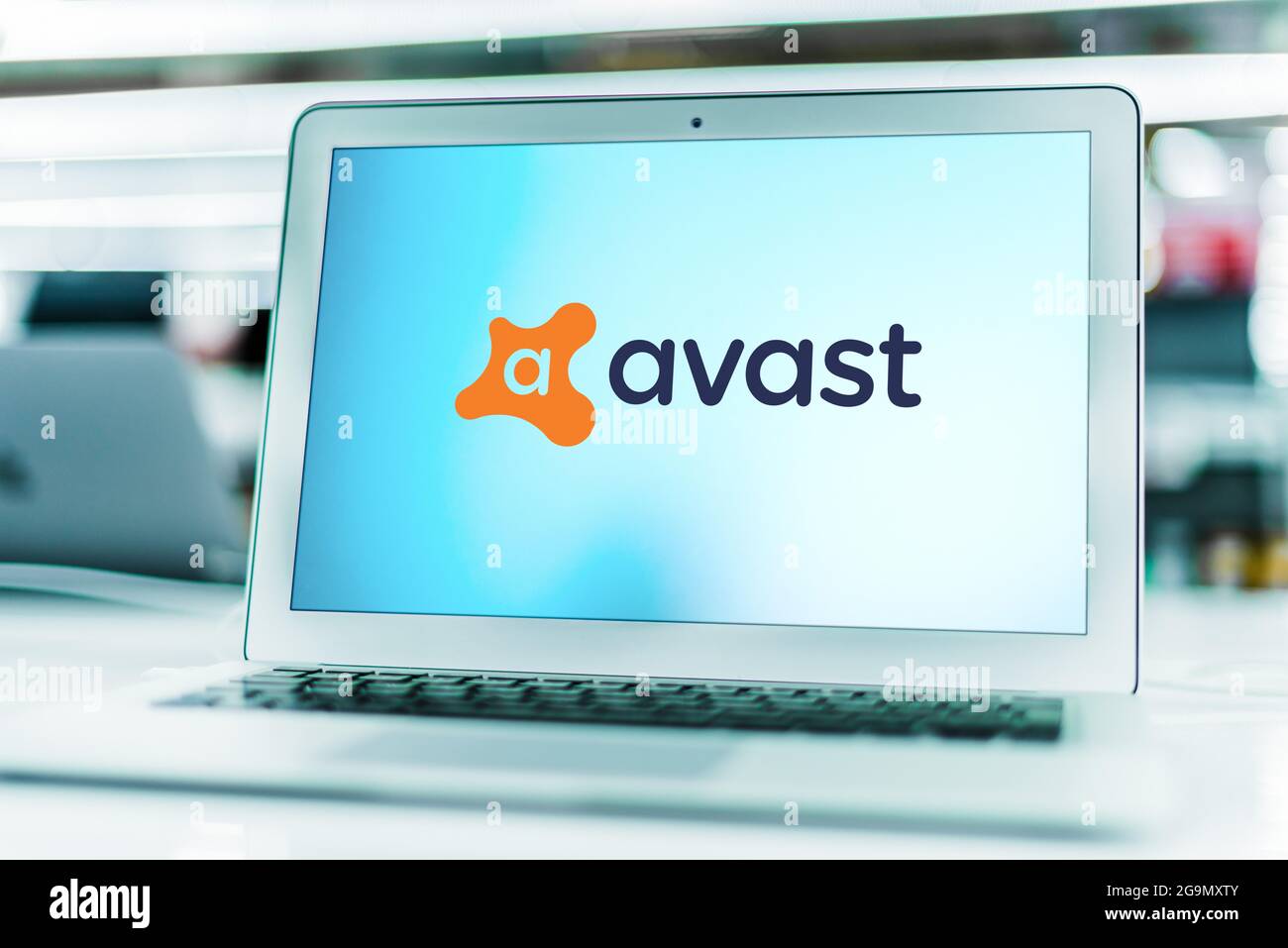 POZNAN, POL - 12 GIU 2021: Computer portatile con il logo di Avast, una multinazionale ceca di software per la sicurezza informatica con sede a Praga, CZ Foto Stock