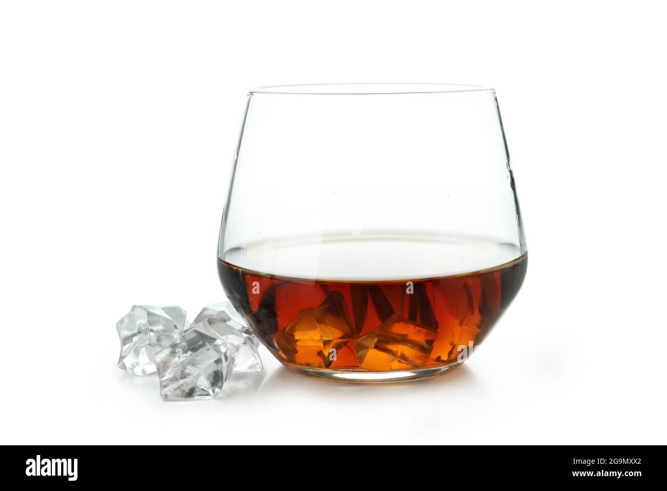 Vetro di cognac e ghiaccio isolato su sfondo bianco Foto Stock