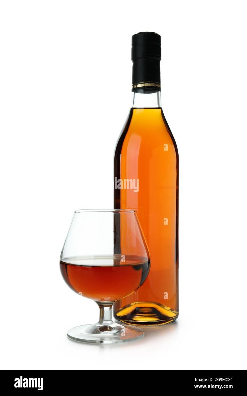 Bottiglia e bicchiere di cognac isolati su sfondo bianco Foto Stock