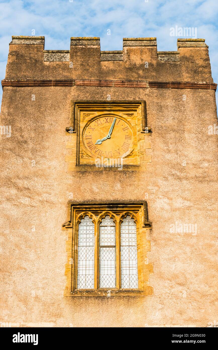Orologio sulla torre del castello, Torre Abbey, Torquay, Devon, Inghilterra, Europa Foto Stock