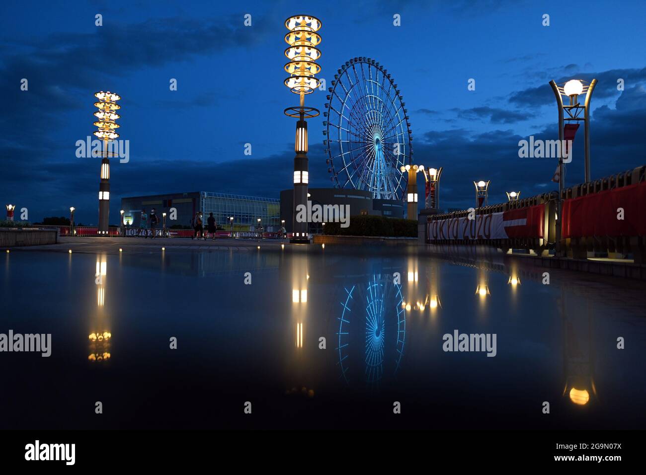 27 luglio 2021, Giappone, Tokio: Una ruota Ferris è riflessa su una superficie. Le Olimpiadi di Tokyo 2020 si terranno dal 23.07.2021 al 08.08.2021. Foto: Swen Pförtner/dpa Foto Stock
