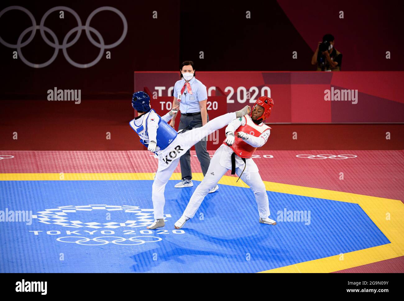 Dabin LEE (KOR), sinistra, contro Aminata Charlene TRAORE (CIV), azione, colpo di testa, Dabin LEE (KOR), blu, Contro Aminata Charlene TRAORE (CIV), rosso, 17:13, Taekwondo donne 67kg, 1/8 finale, Women 67kg Round del 16, il 27 luglio 2021 Olimpiadi estive 2020, dal 23 luglio. - 08.08.2021 a Tokyo/Giappone. Foto Stock