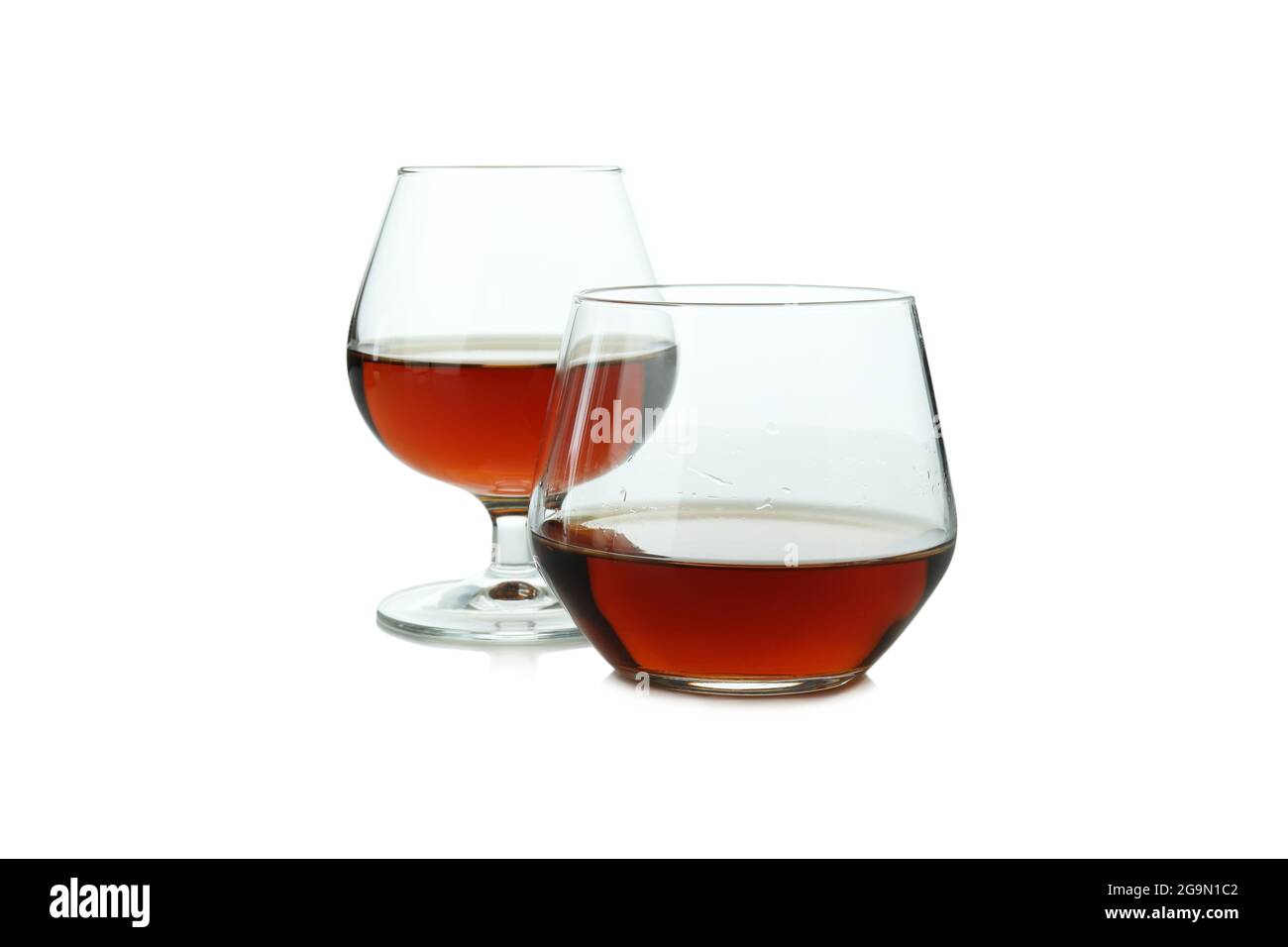 Bicchieri di cognac isolati su sfondo bianco Foto Stock