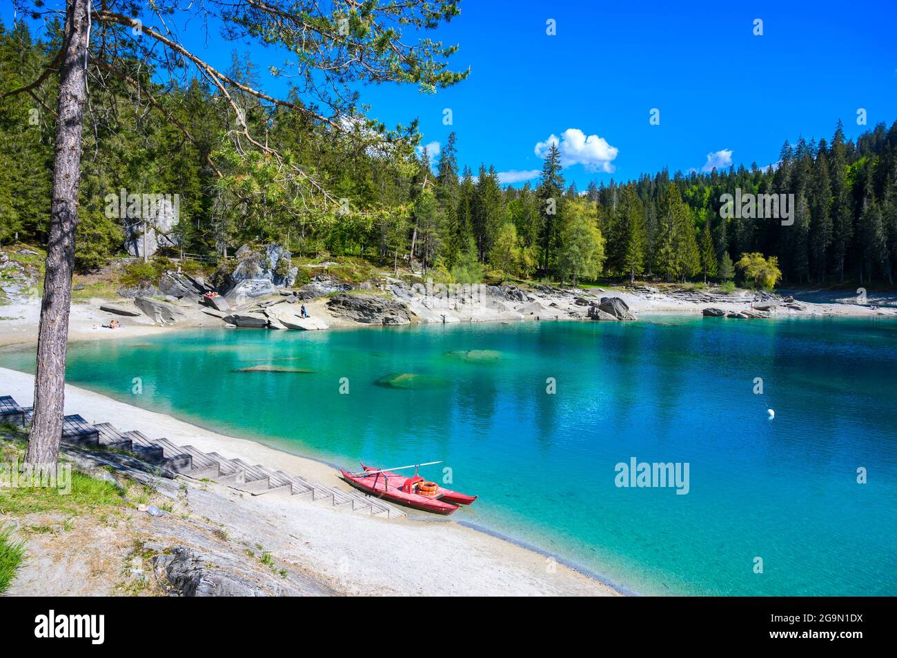 Barca sulla riva del lago Cauma (Caumasee) con acque cristalline in uno splendido paesaggio montano a Flims, Graubuenden - Svizzera Foto Stock