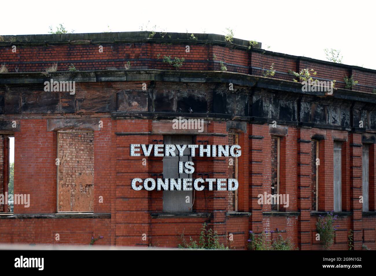 Installazione artistica di Peter Liversisge su un edificio in delitto a Manchester vicino alla stazione Piccadily Foto Stock