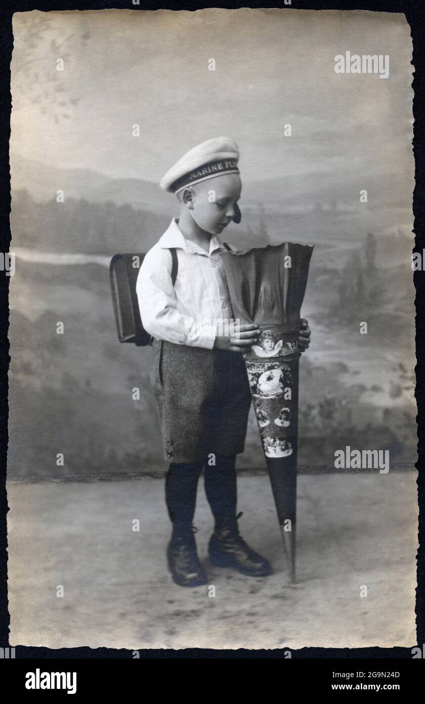 Europa, Germania, Amburgo, primo giorno a scuola, ragazzo con cono scolastico, studio fotografico, atelier sconosciuto, DIRITTI AGGIUNTIVI-CLEARANCE-INFO-NON-DISPONIBILE Foto Stock