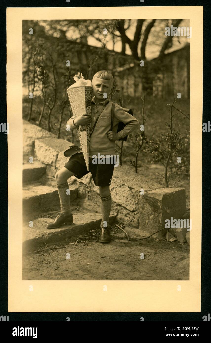 Europa, Germania, iscrizione scolastica, ragazzo con il cono scolastico, probabilmente 1930, fotografo sconosciuto , DIRITTI-AGGIUNTIVI-CLEARANCE-INFO-NON-DISPONIBILE Foto Stock