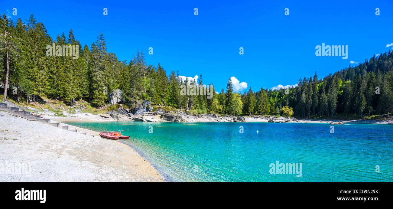 Barca sulla riva del lago Cauma (Caumasee) con acque cristalline in uno splendido paesaggio montano a Flims, Graubuenden - Svizzera Foto Stock