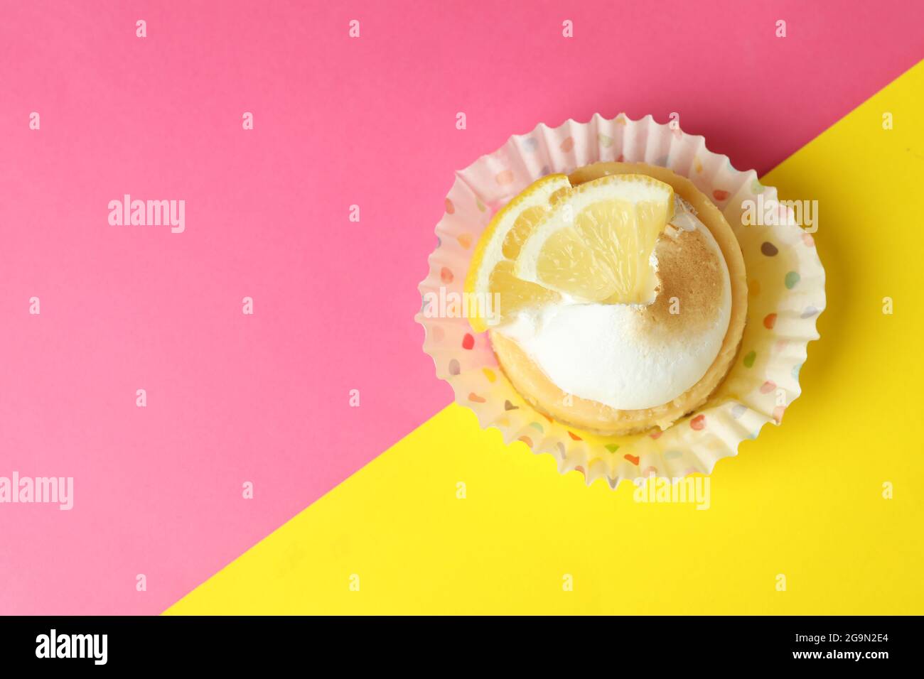 Gustosa cupcake al limone su sfondo a due tonalità Foto Stock