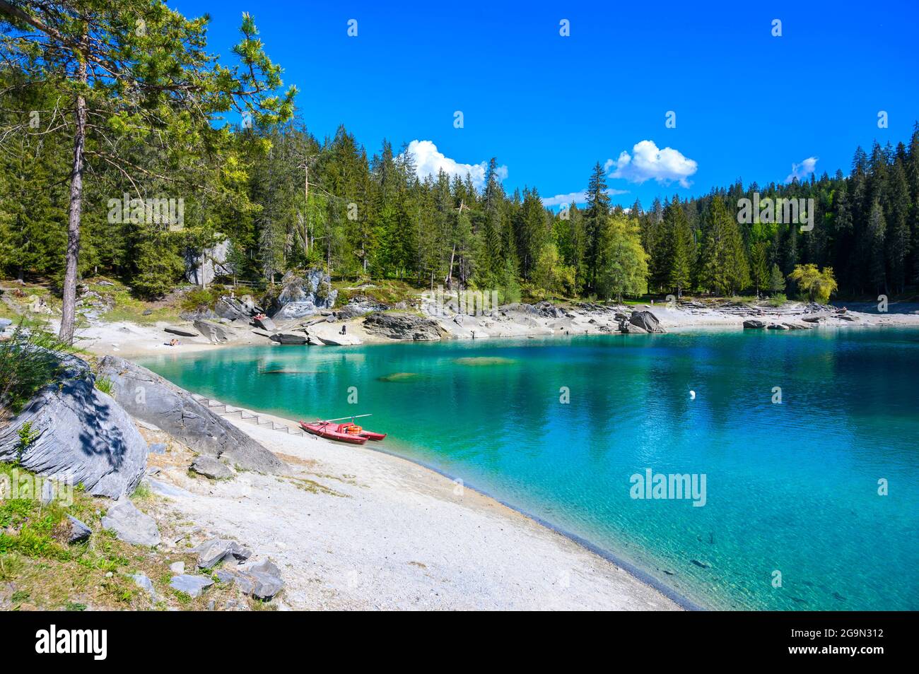 Barca sulla riva del lago Cauma (Caumasee) con acque cristalline in uno splendido paesaggio montano a Flims, Graubuenden - Svizzera Foto Stock