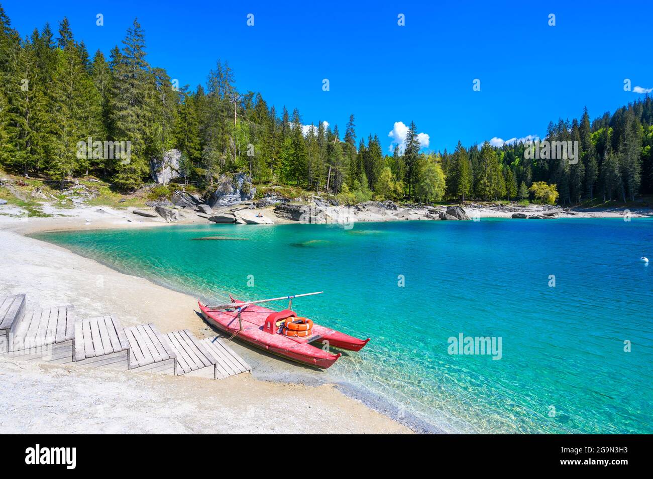 Barca sulla riva del lago Cauma (Caumasee) con acque cristalline in uno splendido paesaggio montano a Flims, Graubuenden - Svizzera Foto Stock