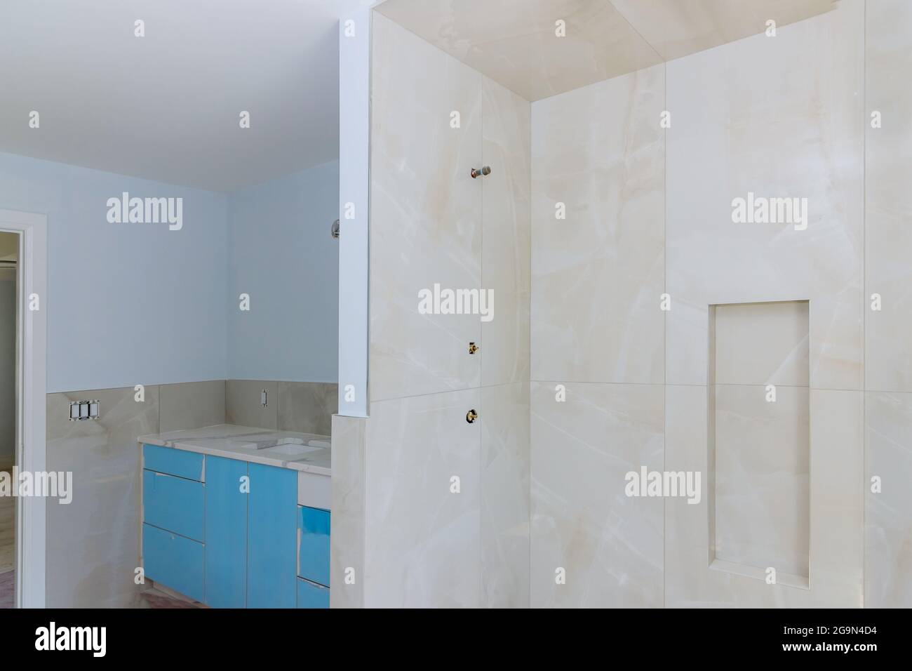 Casa costruzione vasca da bagno piastrelle pareti dopo l'installazione di ristrutturazione bagno principale applicazione di patch a secco Foto Stock