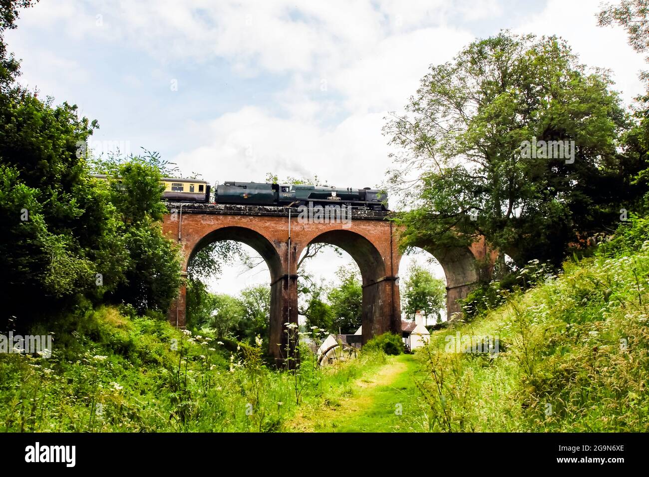SR 34027 Taw Valley una locomotiva a vapore di classe occidentale che si dirige sopra il viadotto a Daniel Mill sulla Severn Valley Railway Shropshire Foto Stock