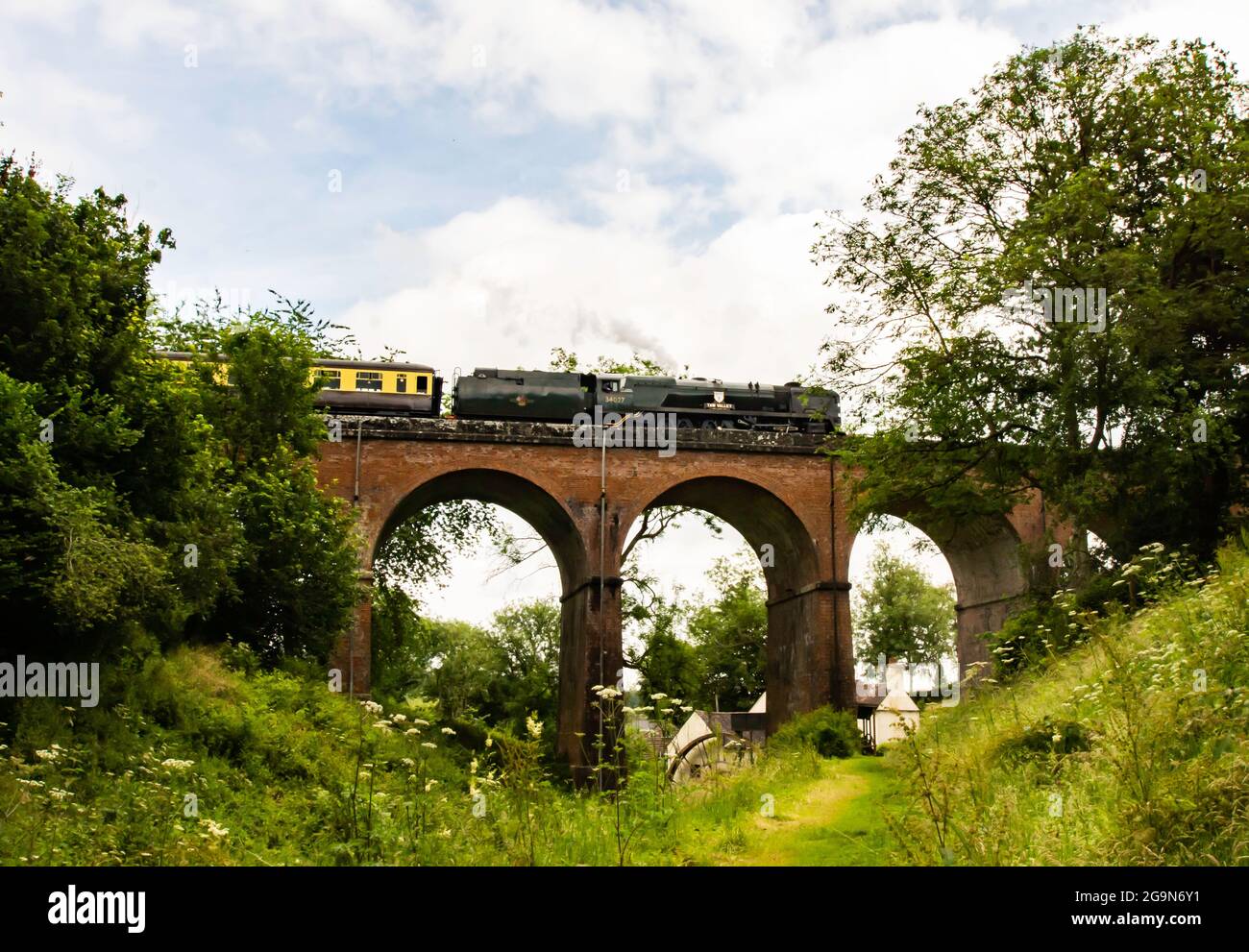 SR 34027 Taw Valley una locomotiva a vapore di classe occidentale che si dirige sopra il viadotto a Daniel Mill sulla Severn Valley Railway Shropshire Foto Stock