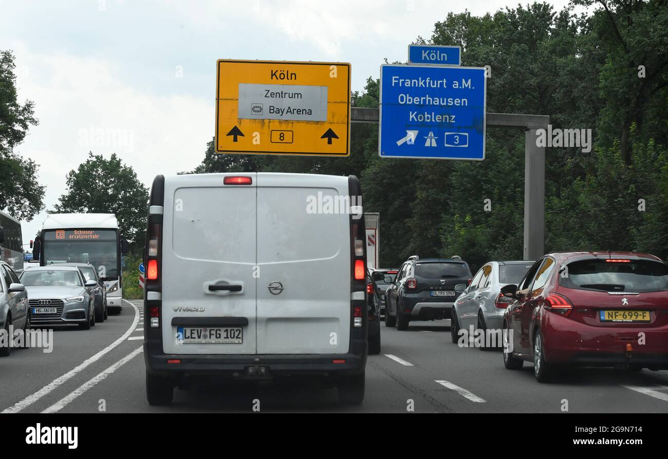 Leverkusen, Germania. 27 luglio 2021. Ingorghi a seguito di una chiusura completa dello svincolo di Leverkusen a causa di un'esplosione del Chempark di Leverkusen. A causa della chiusura, il traffico sulle strade secondarie è crollato. Credit: Roberto Pfeil/dpa/Alamy Live News Foto Stock