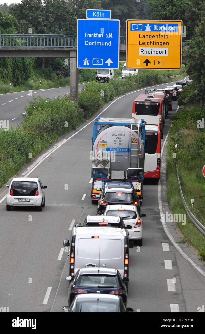 Leverkusen, Germania. 27 luglio 2021. Ingorghi a seguito di una chiusura completa dello svincolo di Leverkusen a causa di un'esplosione del Chempark di Leverkusen. A causa della chiusura, il traffico sulle strade secondarie è crollato. Credit: Roberto Pfeil/dpa/Alamy Live News Foto Stock