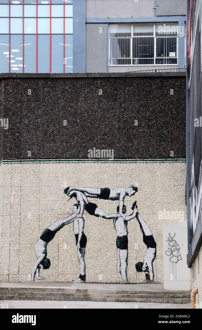 Murale raffigurante ginnasti presso l'Università di Strathclyde a Glasgow Foto Stock