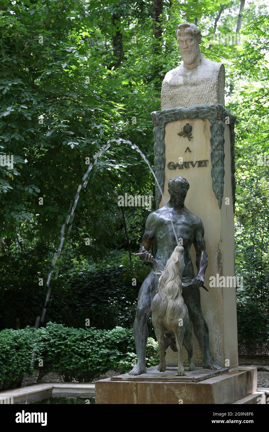 Scultura dell'intellettuale Ángel Ganivet (1865-1898) scrittore e diplomatico spagnolo presso l'Alhambra a Granada. In cima alla collina al-Sabika, sulla riva del fiume Darro, Granada Spain.Construct come fortezza nel 889 CE.rebuilt metà del 13 ° secolo da arabo emiro Nasrid Mohammed ben al-Ahmar dell'Emirato di Granada, dopo la Reconquista cristiana nel 1492, il sito divenne la Corte reale di Ferdinando E Isabella Foto Stock