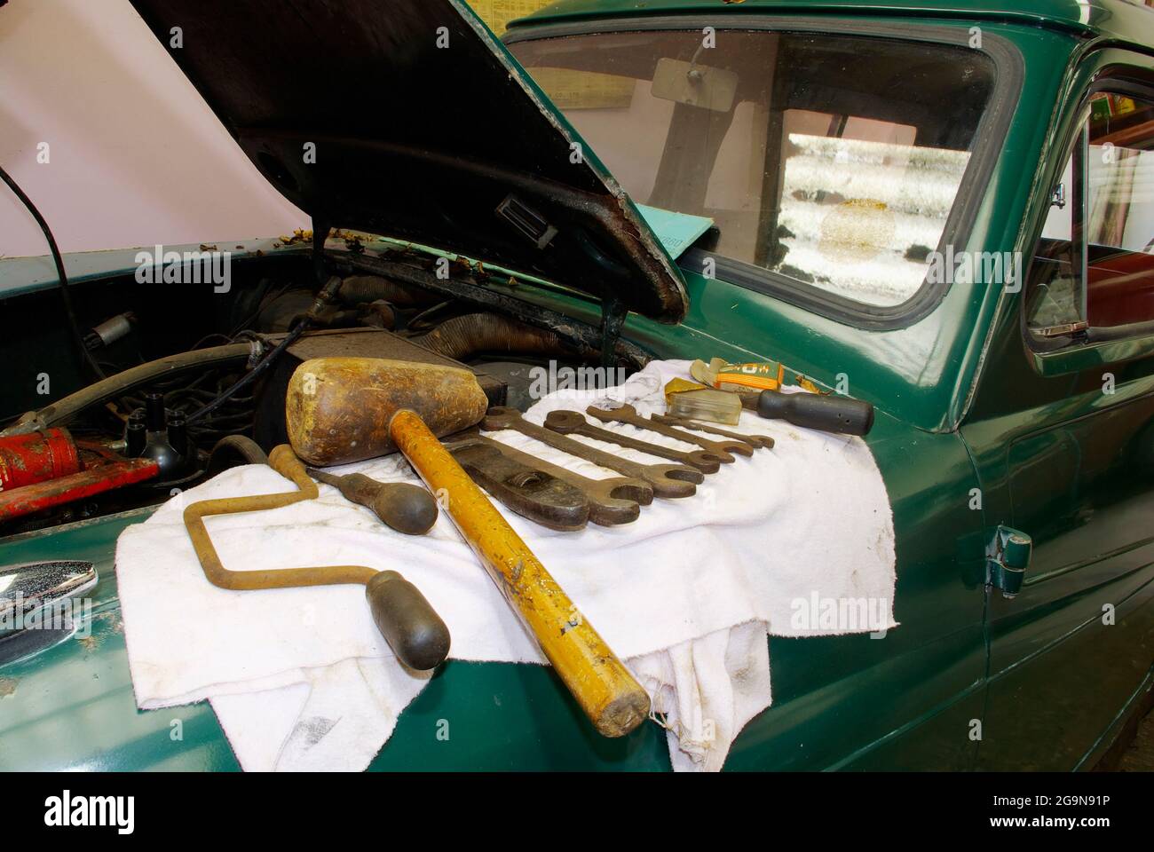 Ricreazione di garage al 1950 `s Museum, Denbigh Foto Stock