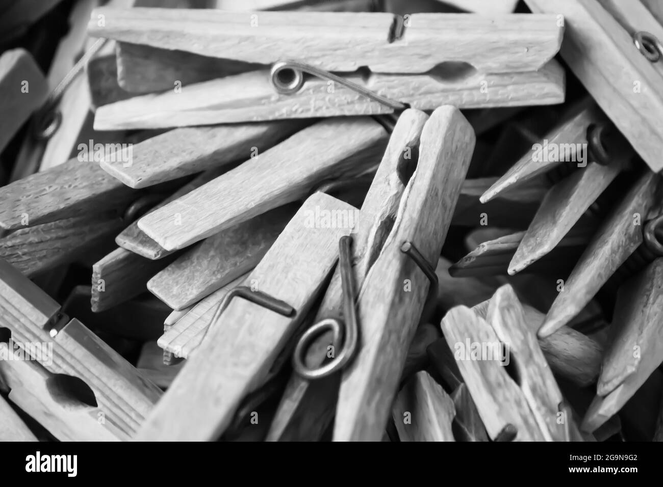 Closeup scala di grigi di una pila di pioli di vestiti di legno. Foto Stock