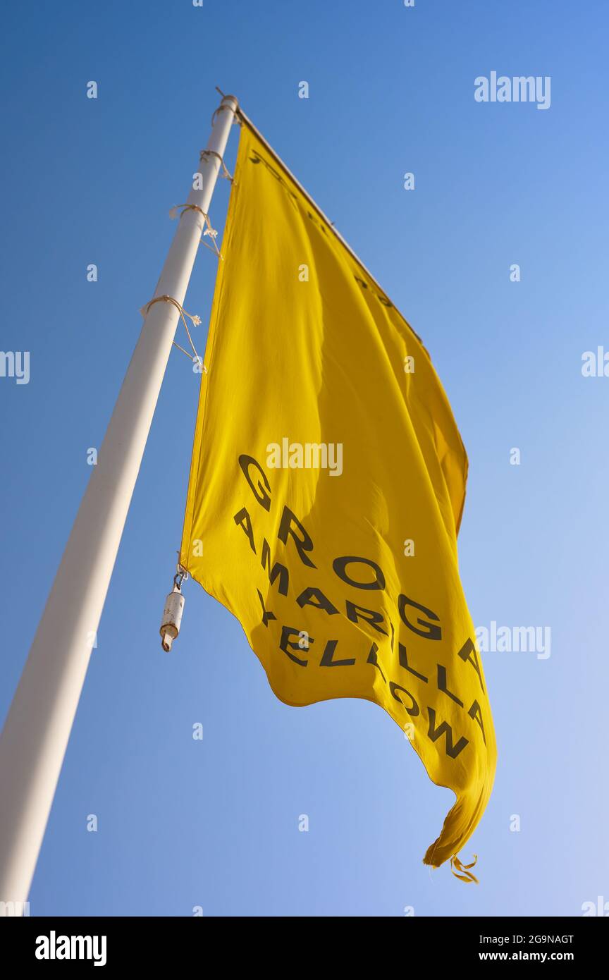 dettaglio di una bandiera gialla che indica lo stato del mare in una spiaggia Foto Stock