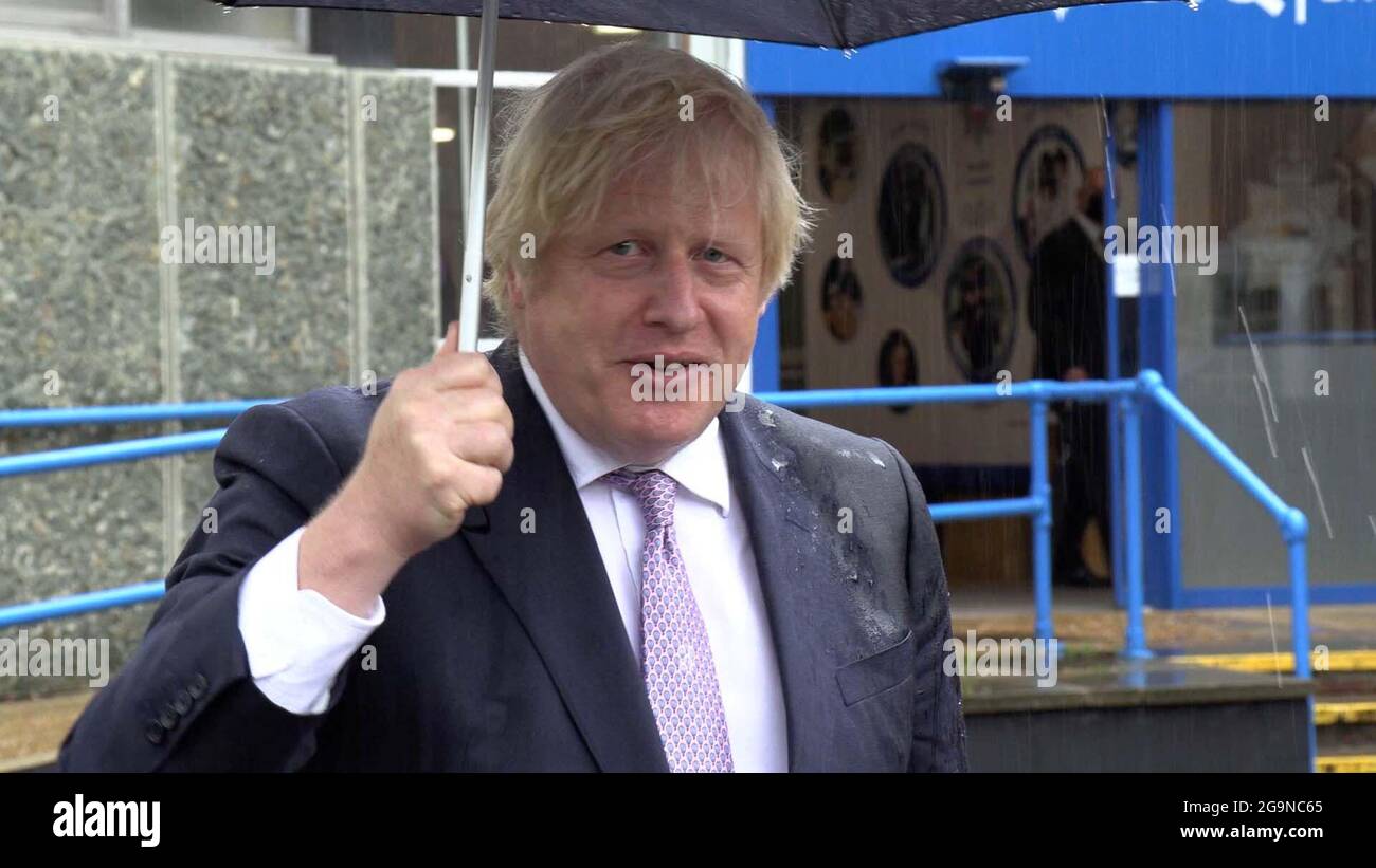 Prendi dal video del primo ministro Boris Johnson che parla ai media durante una visita alla sede centrale della polizia di Surrey a Guildford, Surrey, in coincidenza con la pubblicazione del piano governativo contro il crimine. Data immagine: Martedì 27 luglio 2021. Foto Stock