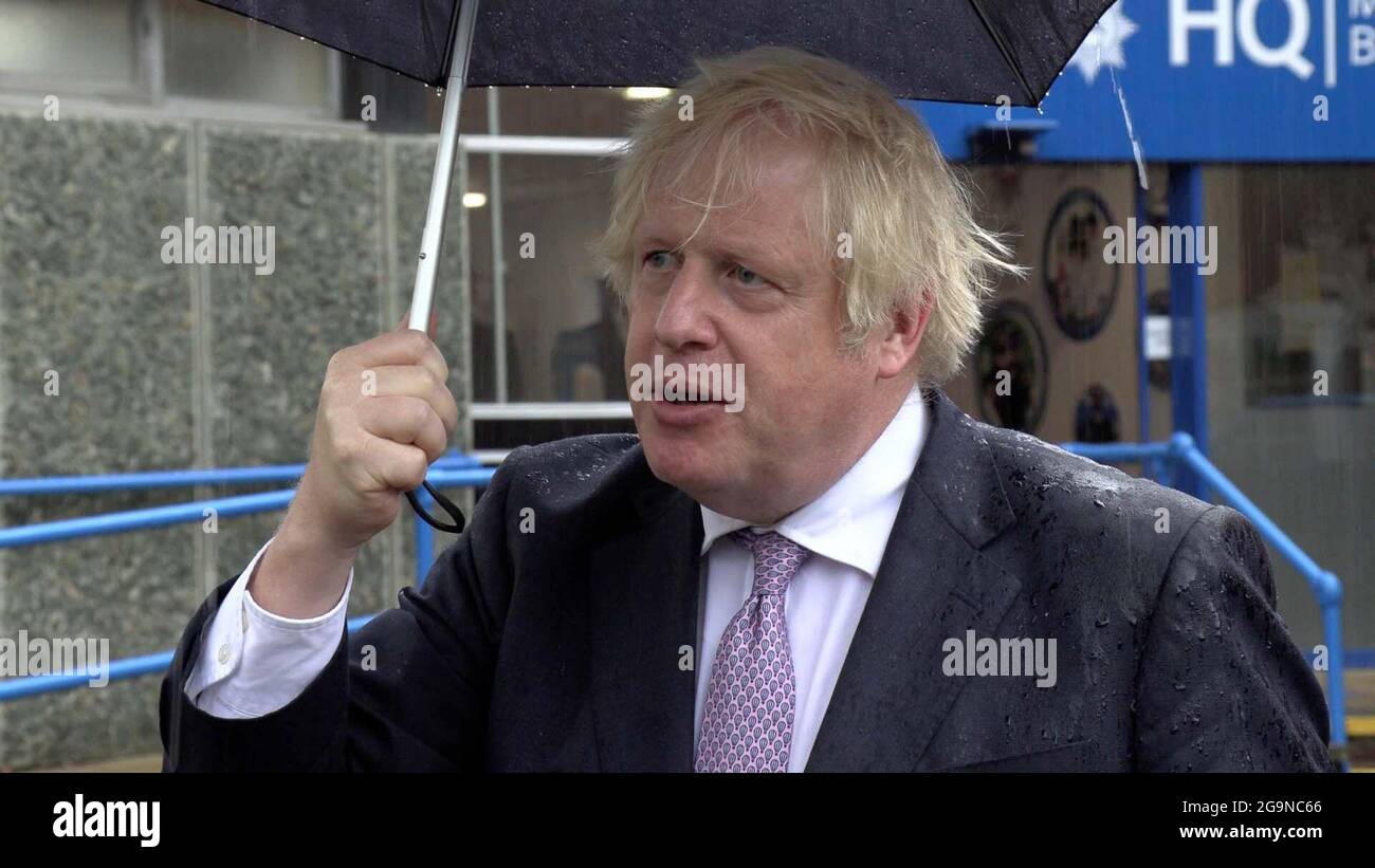 Prendi dal video del primo ministro Boris Johnson che parla ai media durante una visita alla sede centrale della polizia di Surrey a Guildford, Surrey, in coincidenza con la pubblicazione del piano governativo contro il crimine. Data immagine: Martedì 27 luglio 2021. Foto Stock