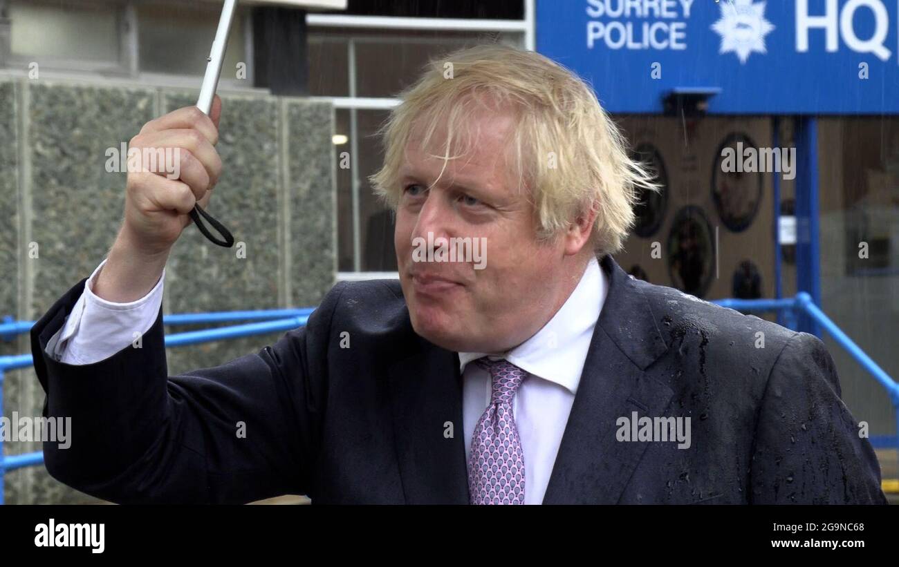 Prendi dal video del primo ministro Boris Johnson che parla ai media durante una visita alla sede centrale della polizia di Surrey a Guildford, Surrey, in coincidenza con la pubblicazione del piano governativo contro il crimine. Data immagine: Martedì 27 luglio 2021. Foto Stock