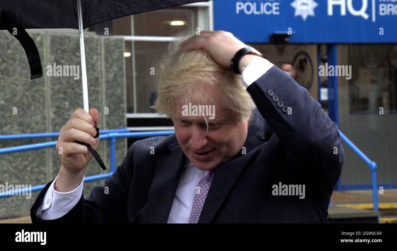 Prendi dal video del primo ministro Boris Johnson che parla ai media durante una visita alla sede centrale della polizia di Surrey a Guildford, Surrey, in coincidenza con la pubblicazione del piano governativo contro il crimine. Data immagine: Martedì 27 luglio 2021. Foto Stock