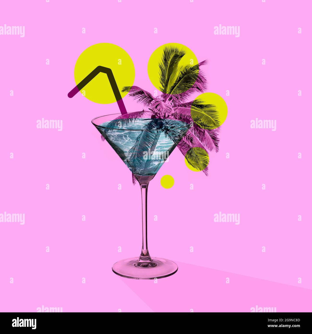 Collage d'arte contemporanea, design moderno. Atmosfera di festa. Palme tropicali in un gigantesco bicchiere da cocktail martini. Foto Stock