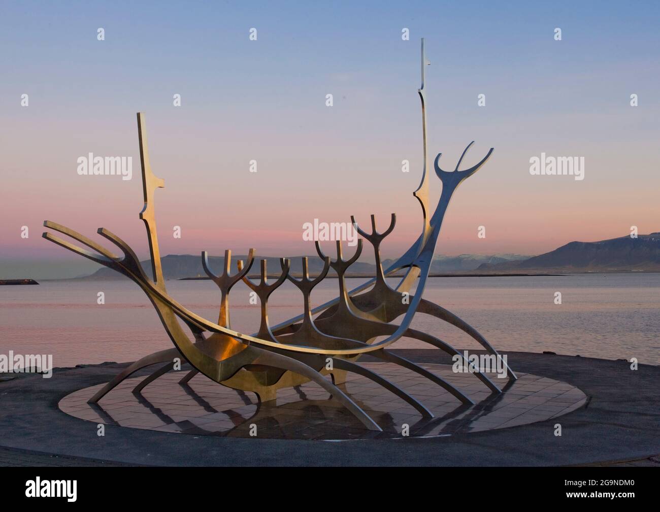 L'Islanda, Reykjavik, Solfar (Sun Voyager), iconico in acciaio inox e sculture moderne che rappresentano un Viking longboat da Jon Gunnar Arnason Foto Stock