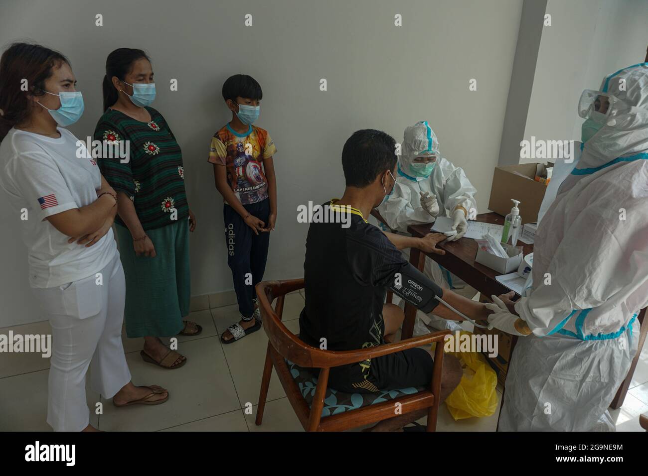 Badung, Bali, Indonesia. 27 luglio 2021. I partecipanti alla quarantena hanno ottenuto il loro controllo medico di routine al Wisma Bima Cottages II, Kuta. Governo locale di Bali a quarantine Covid-19 centralizzate per sintomi asintomatici e lievi per facilitare il controllo medico. Prima che migliaia di persone muoiono durante le auto-quarantine nelle loro case, sulla base dei dati di Misitry Salute. (Credit Image: © Dicky Bisinglasi/ZUMA Press Wire) Foto Stock