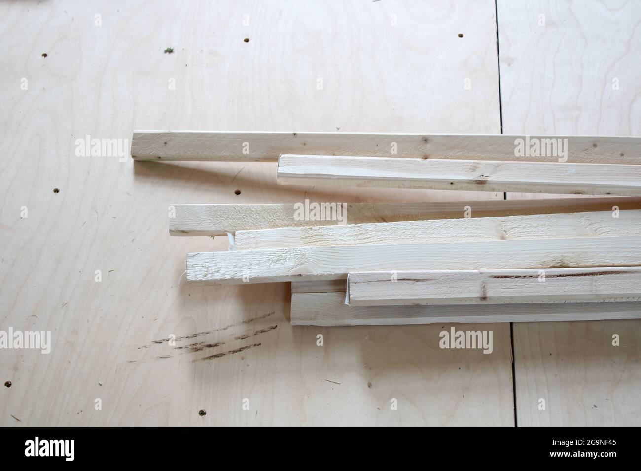 Sottili strisce di legno su pavimento in compensato di betulla Foto Stock