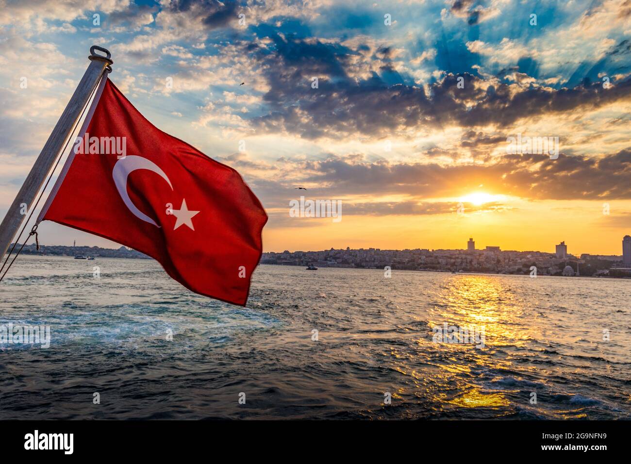 Bandiera turca su una nave sullo sfondo del Bosforo. Istanbul. Foto Stock