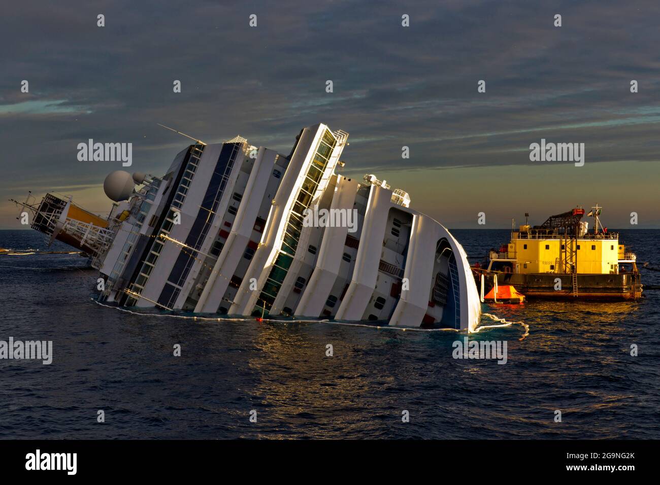 Costa Concordia incidente sulla roccia dell'Isola del Giglio, Arcipelago Toscano, Toscana, Italia, Europa Foto Stock