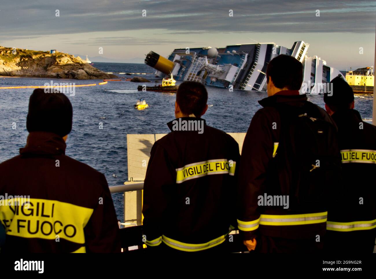 Costa Concordia incidente sulla roccia dell'Isola del Giglio, Arcipelago Toscano, Toscana, Italia, Europa Foto Stock