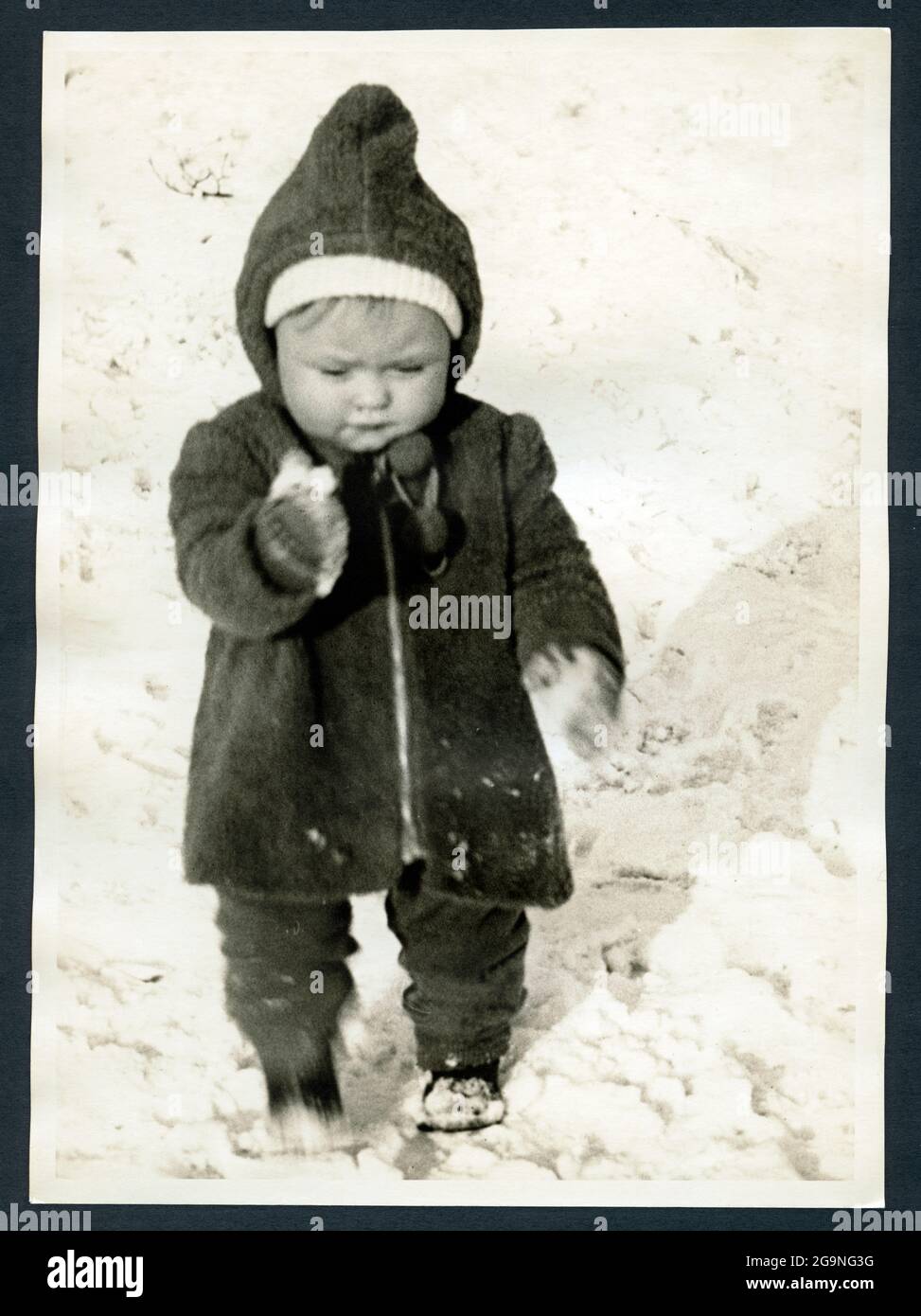 Bambino nella neve, Amburgo, nel 1950 , DIRITTI-AGGIUNTIVI-AUTORIZZAZIONE-INFORMAZIONI-NON-DISPONIBILI Foto Stock